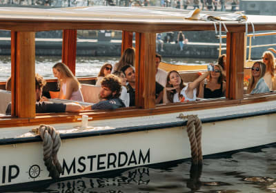 Amsterdam Canal Cruise with Unlimited Drinks 2