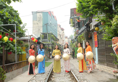 Traditional Ao Dai & Non La Rental in Hanoi 2