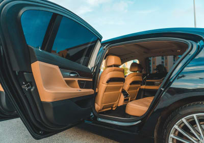 VIP Luxury Sedan Airport Transfer in Aruba 2