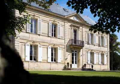 Elegant Médoc wine château with classical façade.