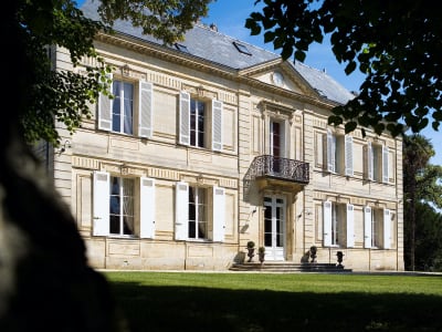 Elegant Médoc wine château with classical façade.