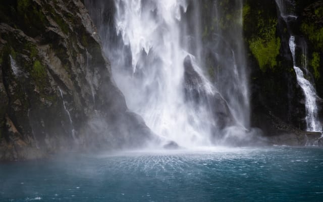 Milford Sound: Milford Sound Cruise & International Buffet