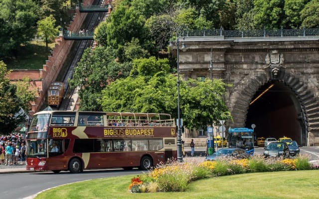 Budapest Essential: 2-Day Hop-On Hop-Off Sightseeing Bus Tour and Walking Tour