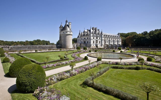 4-Day Loire Valley Small Group Package Châteaux & Wine Tour