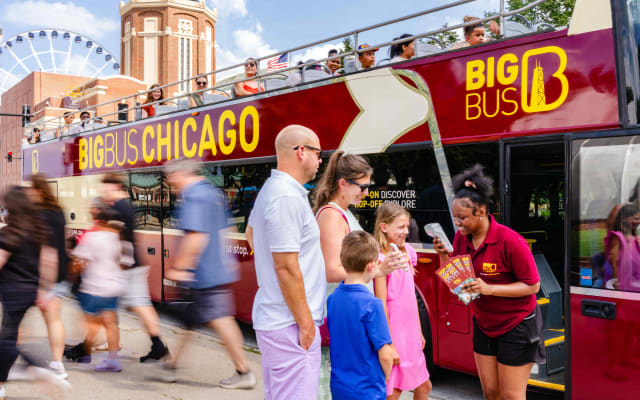 Chicago Discover: 24hr Hop-On Hop-Off Sightseeing Bus Tour