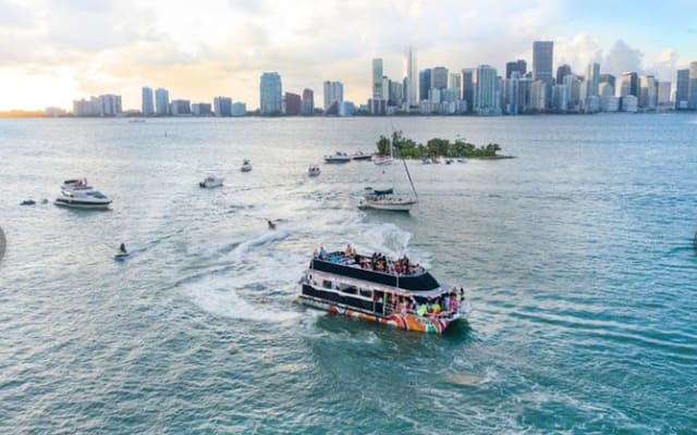 Miami Boat Tour: Celebrity Homes Boat Tour 