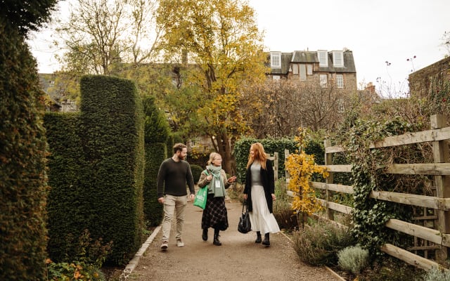 Edinburgh in a Day Tour with Castle, Royal Mile & Holyrood