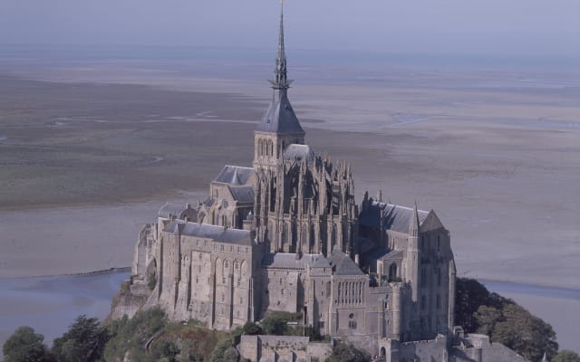 4 Days Normandy Travel Package based in Bayeux (shared)