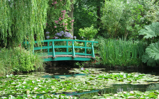 Small Group Tour to Monet's Giverny Gardens from Paris