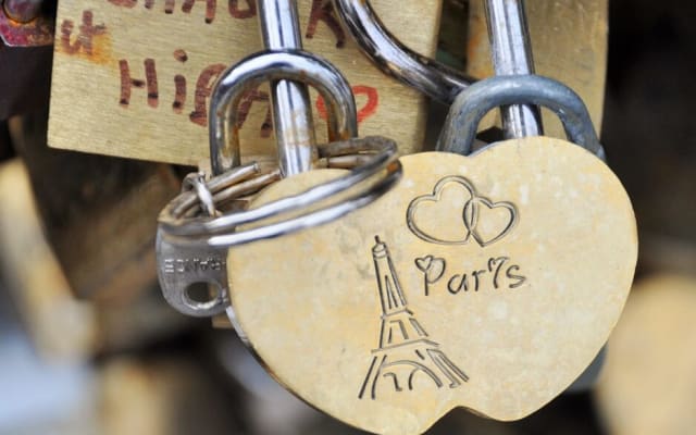 Historic Paris free tour. Notre Dame to Louvre Best of Paris