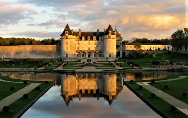 Cruise Excursion from La Rochelle to Chateau Roche Courbon
