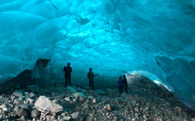 Glacier Ice Cave Explorer