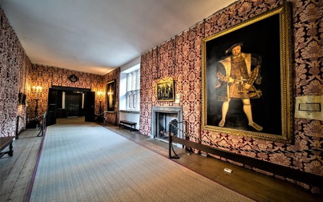 Full-Day Tudor Tour to Hampton Court Palace and Hever Castle from London