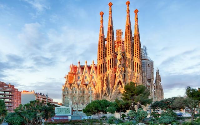 Sagrada Familia Guided Tour with Skip the Line Tickets