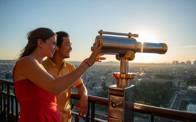 Lunch at the Eiffel Tower with Seine River Cruise & Immersive Paris City Tour