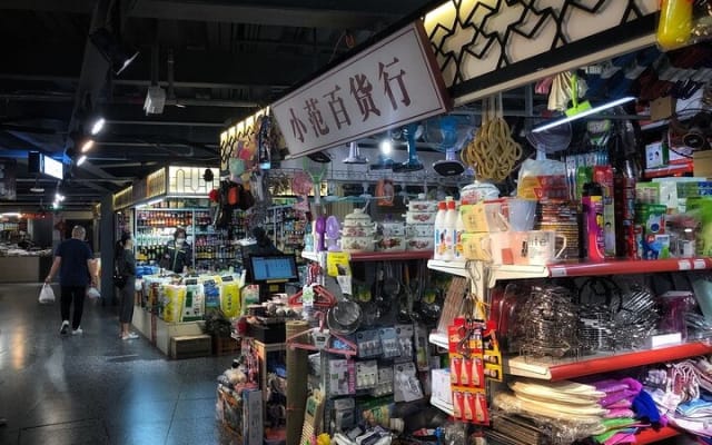 Private Day Tour: Zhujiajiao Water Town with Shanghai Local Shopping Outing
