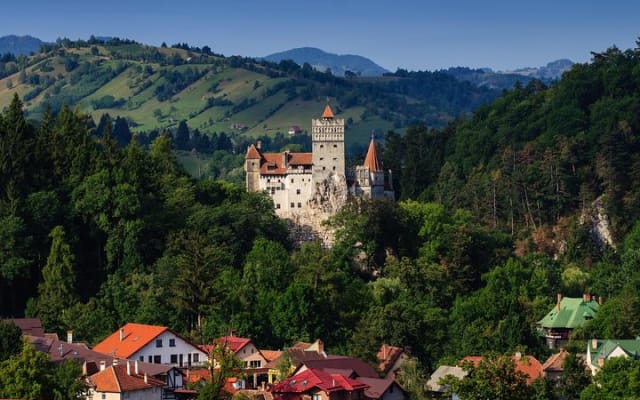 From Bucharest: Dracula Castle, Peles & Brasov Full-Day Trip
