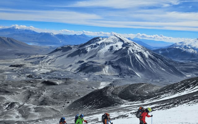 Tour Ojos del Salado: Trekking en el Desierto de Atacama