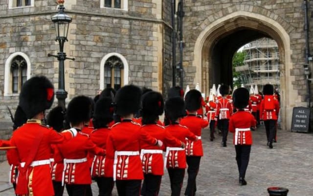 Windsor Castle Tour from London with Transportation & Audio Guide