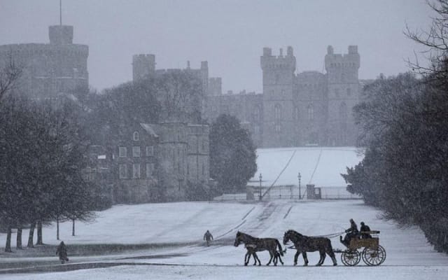 Windsor, Oxford and Avebury's Stone Circle with Christmas Lunch