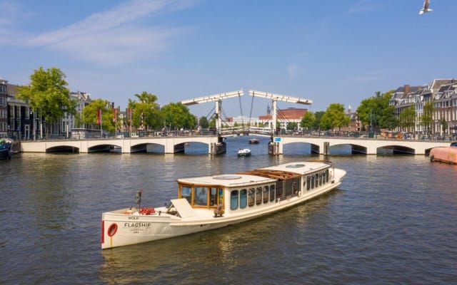 Amsterdam Luxury Canal Cruise with Unlimited Drinks