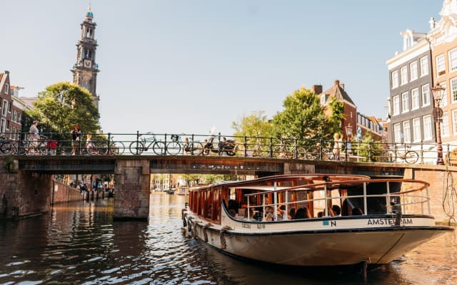 Amsterdam Canal Cruise with Unlimited Drinks