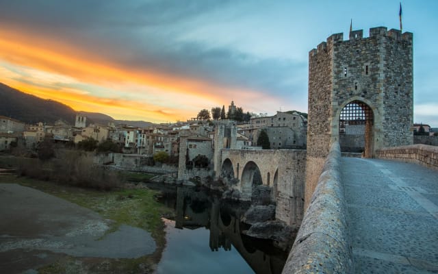 Private Medieval Towns Tour from Barcelona