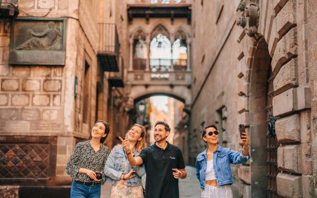Barcelona Walking Tour with Cable Car and Boat Ride
