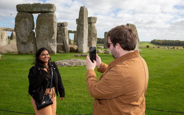 Stonehenge Shuttle Bus from London with Optional Fish & Chips