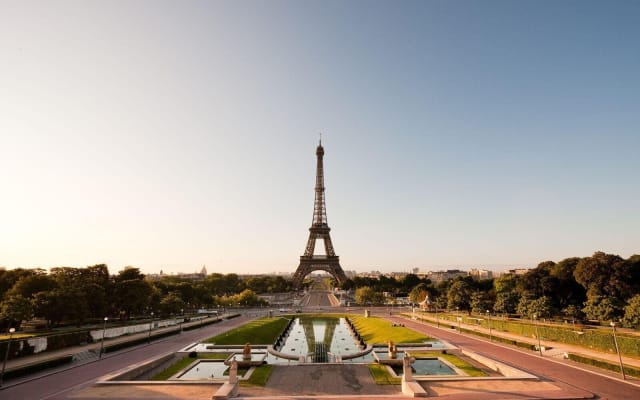 Guided Paris Day Trip from London by Train with Seine Cruise