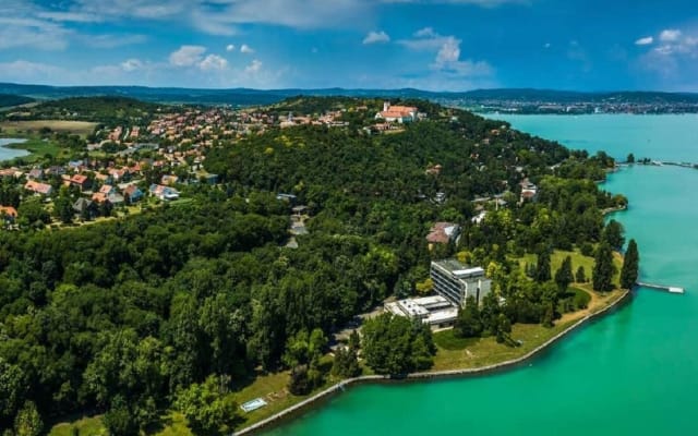 7-Day Southeast Europe Tour with Bilingual Guide and Breakfast