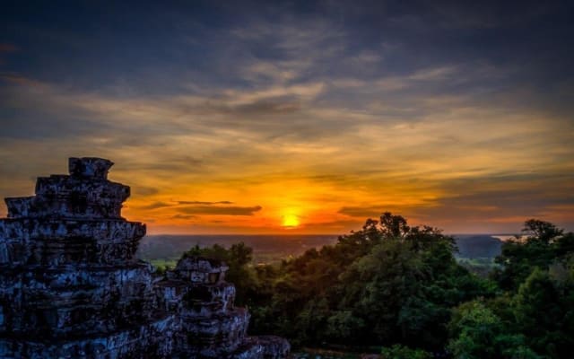Angkor Wat Full-Day Small Group Tour with Sunset