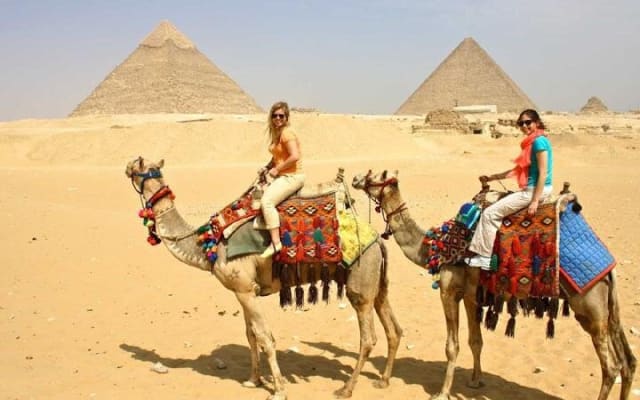 VIP Cairo Layover Tour: Pyramids, Sphinx, Museum & Citadel