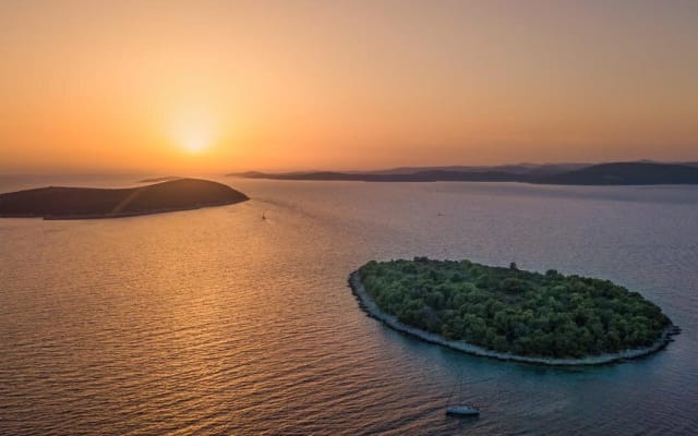 Private Sunset Speedboat Tour in Maslinica, Solta Island