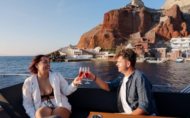 Private Santorini Yacht Cruise with Meal & Open Bar