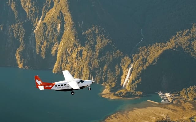 Milford Sound Premium Tour with Cruise, Flight & Lunch