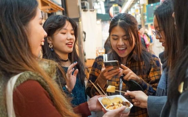Osaka Kuromon Market Food Tour