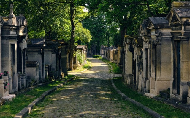 Père Lachaise Cemetery Tour with Crepes