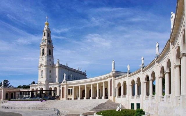 Fátima & West Coast Private Van Tour