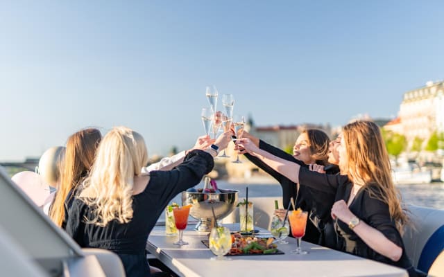 VIP Prague YachtBoat PONTOON Experience: All-You-Can-Drink
