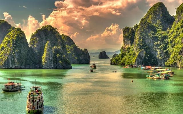 Halong Bay Full-Day Cruise with Kayaking from Hanoi