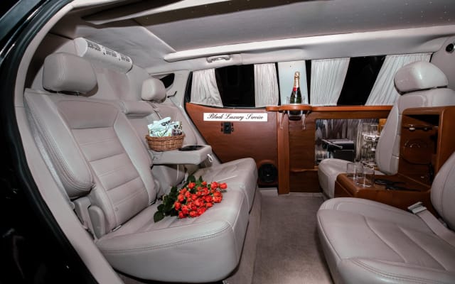 Deluxe Limousine Transfer to Cancun Hotel Zone