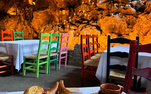 Teotihuacan Pyramids & La Gruta Dining Experience