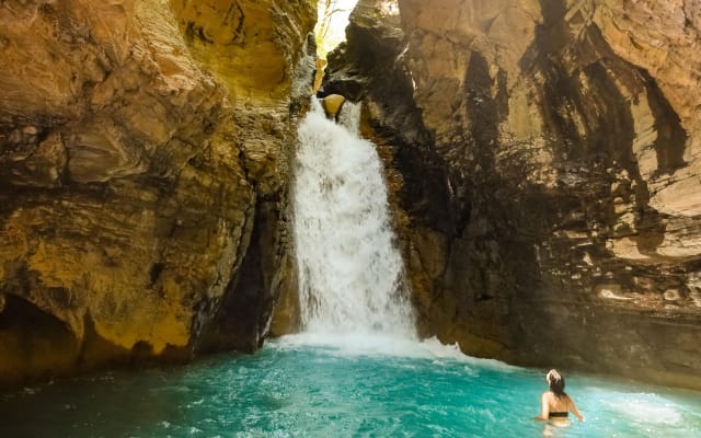 La Leona Waterfall Hiking Tour with Lunch
