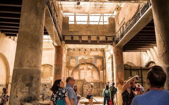 Amalfi Coast to Naples Transfer with Herculaneum Tour