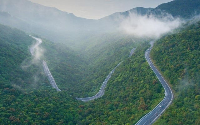Hai Van Pass and Hue City Sites Deluxe Small Group Tour