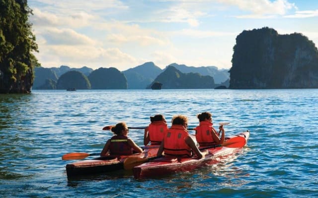 3-Day Kayaking and Cave Exploration Cruise in Bai Tu Long Bay