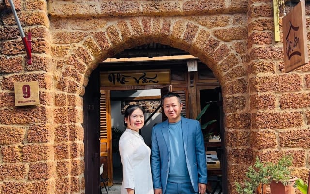 Instagram Tour: Duong Lam Village & Train Street