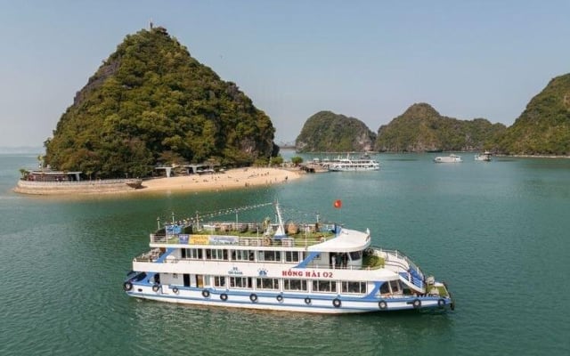 Halong Bay Full-Day Cruise with Kayaking from Hanoi