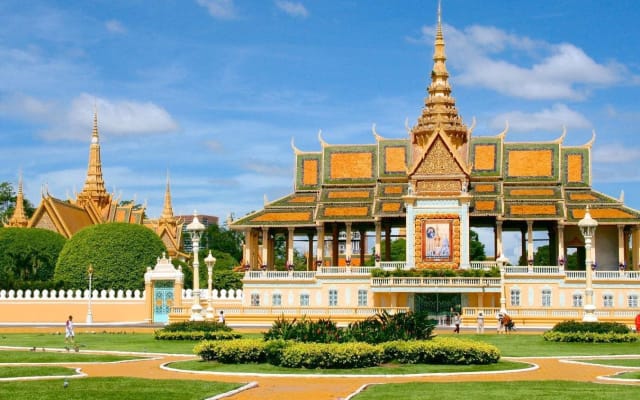 Phnom Penh City Tour with Silver Pagoda and Genocide Museum